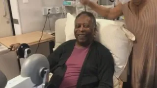No hospital, Pelé faz fisioterapia e filha diz: “Foram dois passos para frente”
