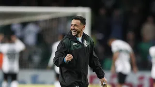 Robinho admite não ser o mesmo da primeira passagem, mas volta a ser decisivo