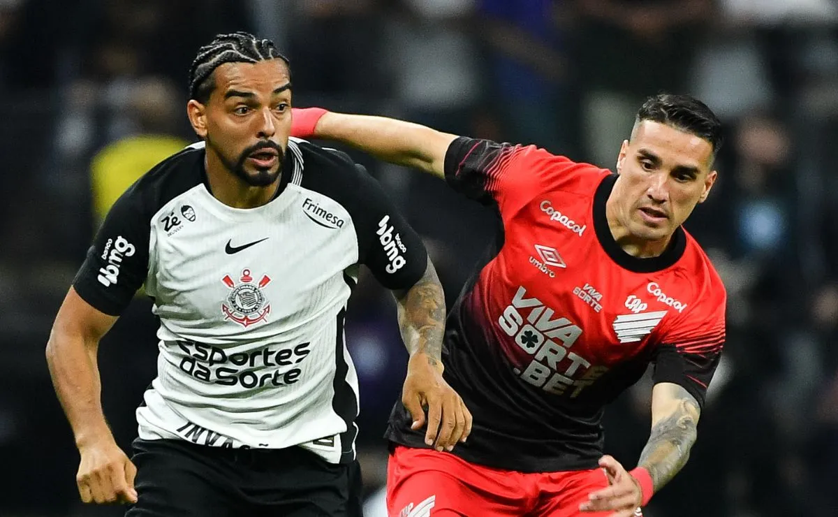 Benavídez, do Athletico, disputa a bola com Matheus Bidu, do Corinthians, durante partida entre as equipes.