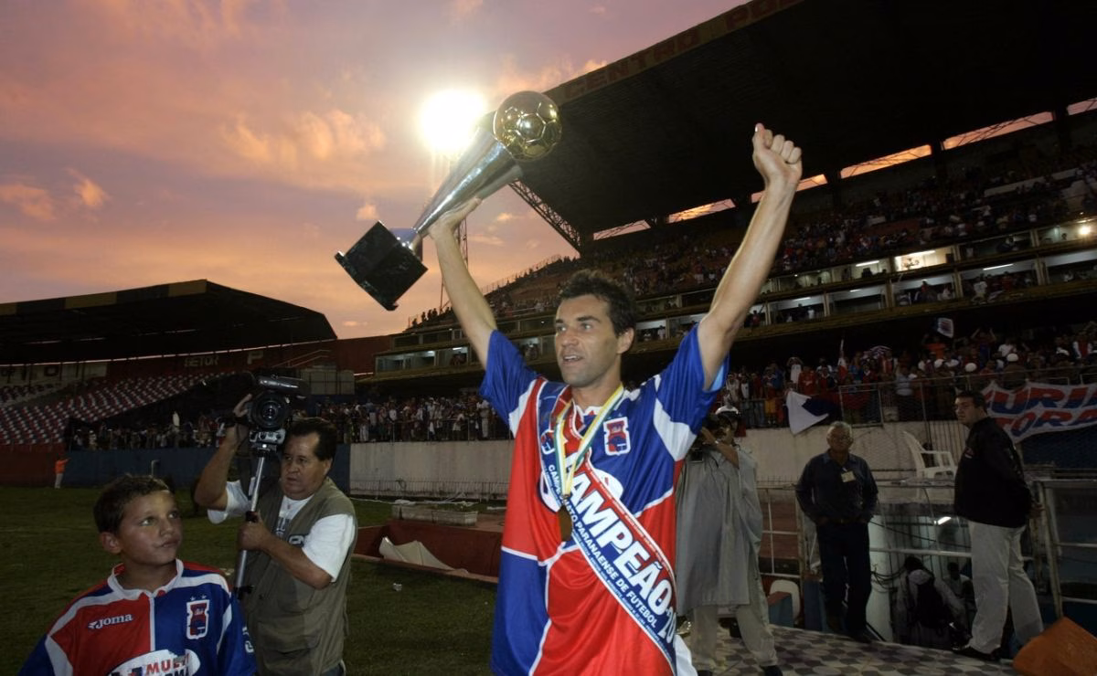 Emerson com a taça de campeão paranaense conquistada pelo Paraná.