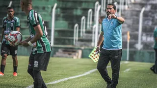 Morínigo reclama de gramado, mas vê Coritiba superior