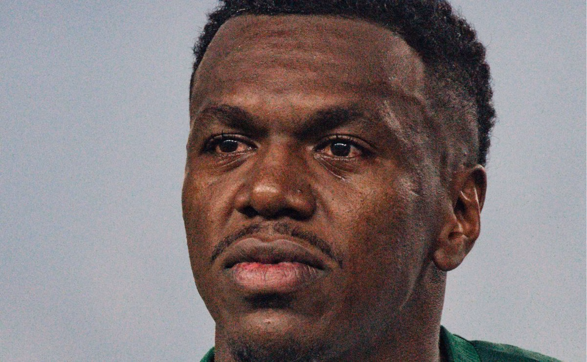 Zagueiro Jacy se emociona em campo durante homenagem da torcida do Coritiba no Couto Pereira