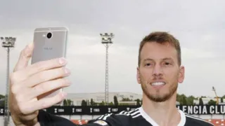 Goleiro revelado pelo Atlético-PR conquista a Espanha com defesa espetacular; veja o vídeo