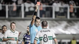 Kosloski dispara contra arbitragem na derrota do Coritiba para o Santos: “Desastrosa”