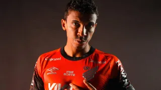 Veterano de Copa do Mundo é anunciado pelo Athletico após drama médico