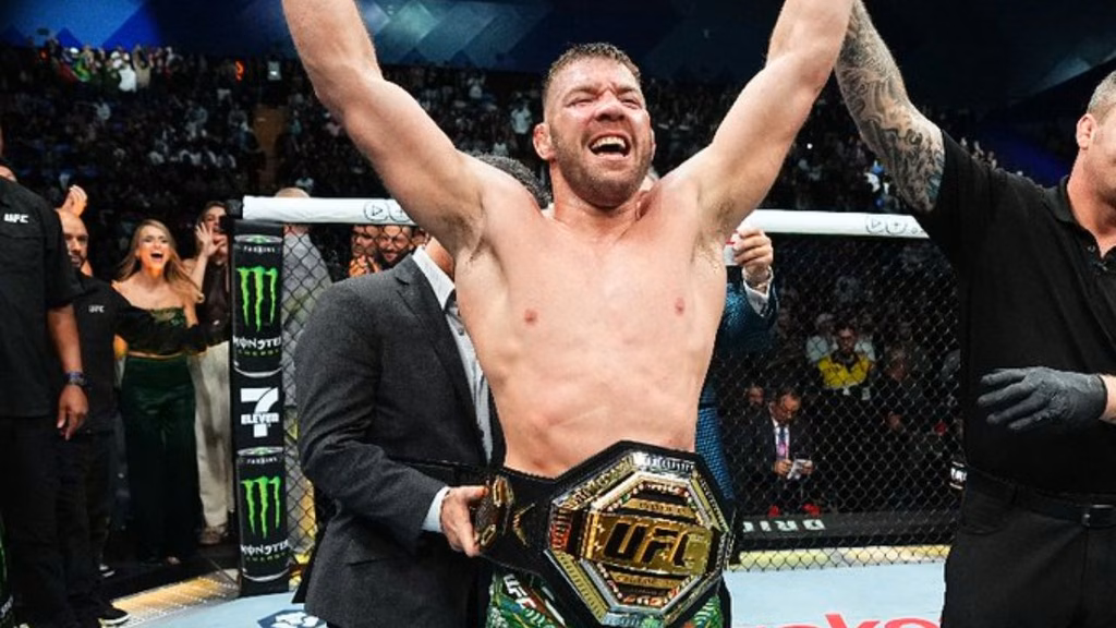 Dricus Du Plessis venceu Israel Adesanya no UFC 305. Foto: Divulgação/UFC