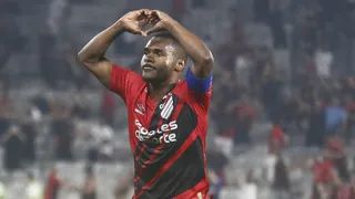 Nikão volta a marcar pelo Athletico e é ovacionado pela torcida