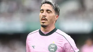 Técnico do Coritiba explica substituição polêmica e uso de atacante que não jogava há 82 dias