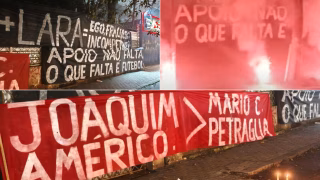 Torcida do Athletico protesta na Baixada, cobra Petraglia e detona: “Elenco de centavos”