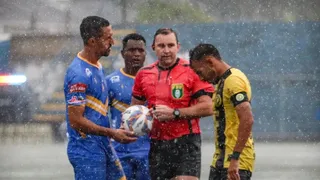 Campo vira “piscina” e jogo do Campeonato Paranaense é suspenso