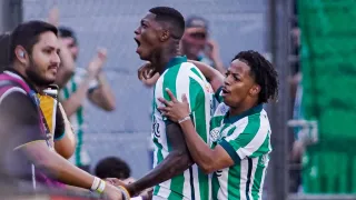 Ex-Athletico brilha em vitória e marca primeiro gol por clube da Série A