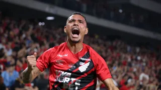 Sob olhares de Petraglia e hat-trick, Athletico avança na Copa do Brasil