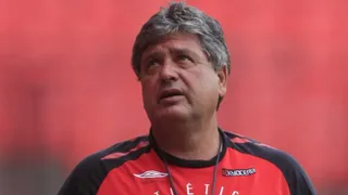 Campeão pelo Athletico, Geninho recebe homenagem em Curitiba