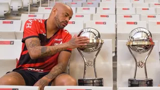Thiago Heleno brinca com taças da Sula: “Te amo, mas quero a Libertadores”