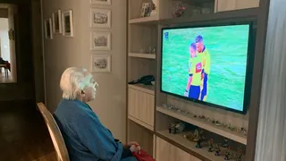 Torcedor de 92 anos viraliza assistindo vitória do Athletico contra o Fla