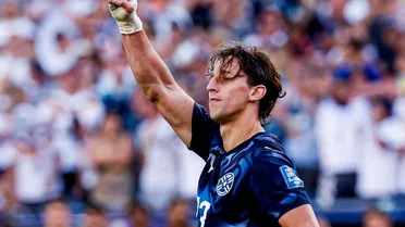 Após perder voo e ser cortado da seleção no Coritiba, meia faz história pelo Paraguai