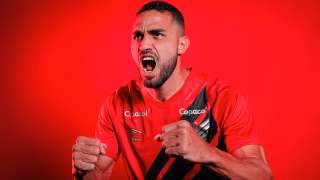 Ex-Atlético-MG, Palmeiras e São Paulo, centroavante fecha com o Athletico