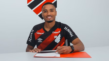 Athletico renova com atacante Leozinho; veja o tempo de contrato