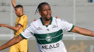 Sport encerra negociação por atacante do Coritiba