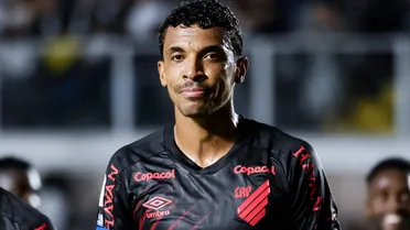Jogador e ex-técnico do Athletico caem em golpe promovido por ex-Flamengo