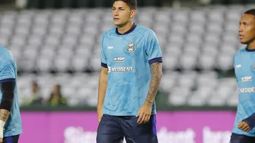 Diretor revela cirurgia de zagueiro do Coritiba; multa pesa em futuro do jogador