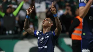 Alef Manga marca dois, vira artilheiro do Coxa e compara golaço com Neymar