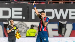 Após encaminhar argentino, Athletico mantém busca por mais um centroavante