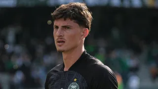Zagueiro ex-Benfica supera dificuldades e ganha espaço no Coritiba