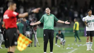 Expulso, técnico Thiago Kosloski ouve gritos de “burro” e de “vergonha” no Couto Pereira