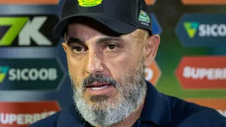 Ex-Athletico é eleito melhor técnico do Brasileirão 2025