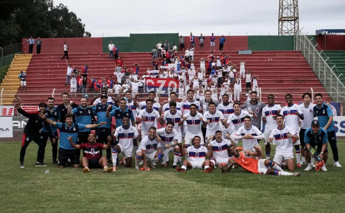Jogadores do Paraná Clube comemoram com a torcida após vitória