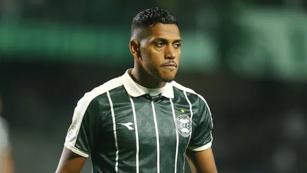 Após expulsão contra o Flamengo, atacante do Coritiba pode pegar gancho pesado