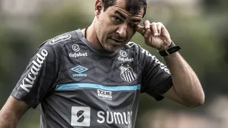 Carille deve superar números da 1ª passagem no Santos para retornar à Série A