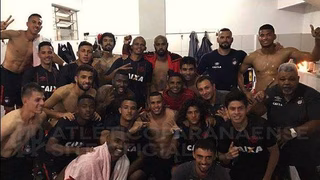 Foto oficial do Atlético mostra jogador provocando o Paraná