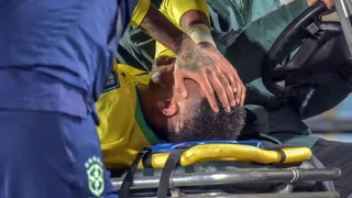 Neymar machuca o joelho e sai de campo chorando