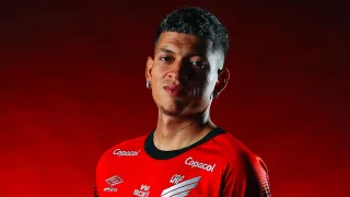 Em crise na Série B, Athletico apresenta reforço de clube europeu