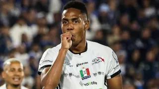 Athletico negocia liberação de meia colombiano
