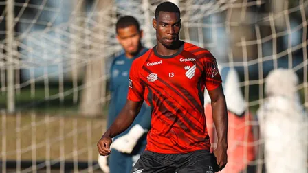 Terán acumula lesões no Athletico e aprofunda crise na zaga