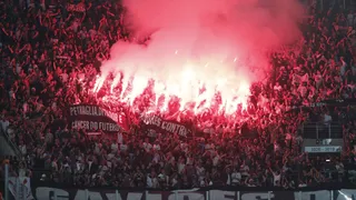 Torcida do Corinthians acende sinalizadores, ergue faixas contra Petraglia e paralisa jogo