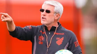 Com desfalques e retornos do DM, Odair tem dúvidas na escalação do Athletico
