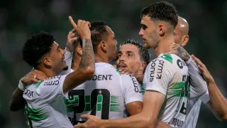 Mozart exalta elenco polivalente do Coritiba e lamenta reforço frustrado