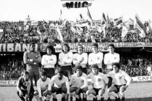 Formação do Coritiba em 1978. Repare nas fantásticas faixas com os nomes dos jogadores ao fundo. Hoje não pode mais. Sabe como é, faixa é muito perigoso.