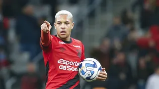 Diretor do Barcelona vai visitar Vitor Roque e conversar com Athletico na semana que vem