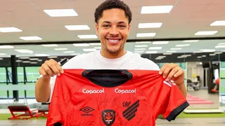 Vitor Roque se despede do Athletico e recebe mensagens de jogadores