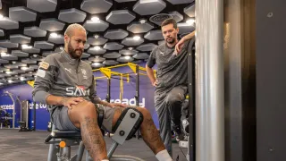 Neymar retorna ao Al-Hilal após quatro meses para dar continuidade à recuperação