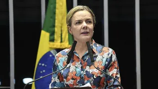 Gleisi Hoffmann propõe destinar verba da TV dos clubes às torcidas organizadas