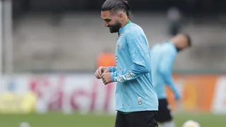 Gamalho sente desconforto e aumenta problema no ataque do Coritiba contra o Botafogo