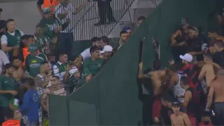 Atletiba é paralisado após briga de torcidas  no Couto Pereira