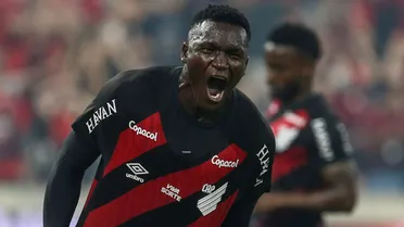 Viveros é ovacionado pela torcida em Athletico x Cruzeiro