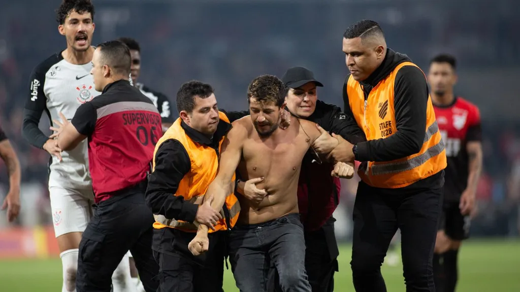 torcedor invade campo agressão goleiro hugo souza